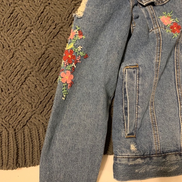 Jean jacket. - Picture 2 of 4